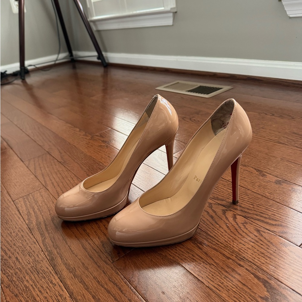 Christian Louboutin Simple Pump Heel
+ Caramel
+Roughly Used 5/10
+Original Box